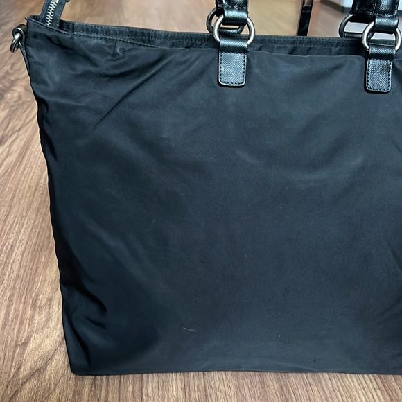 A220 - ๐ฏ % authentic Prada tote bag - Picture 6 of 16